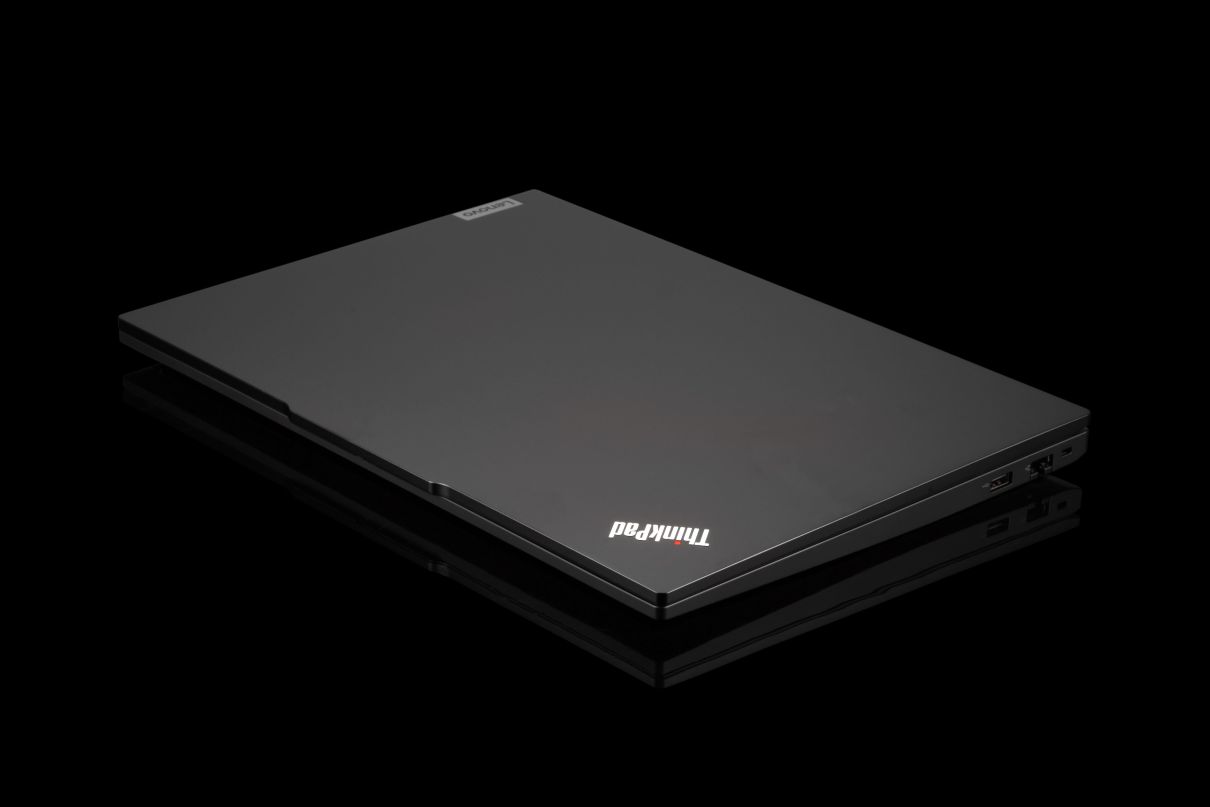 E16 Gen 2 AMD pokrywa