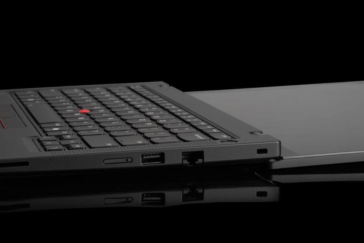 T14 Gen 6 AMD zawias